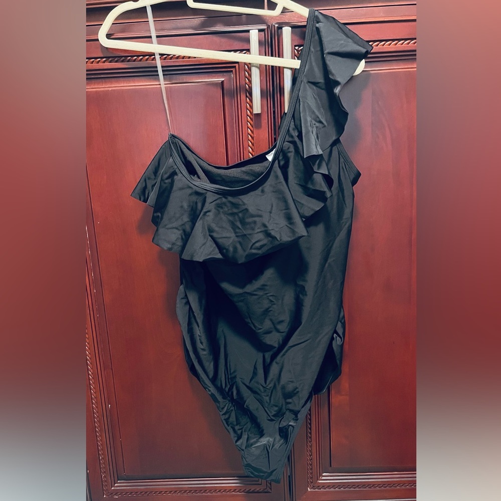 BNWT XL Maternity One Piece Swimsuit, Beach Bump™ with Ruffle Front. Black.